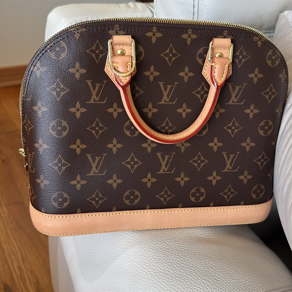 LOUIS VUITTON! ALMA! NEW MODEL WITH 4 STUDS on the bottom and two pockets inside